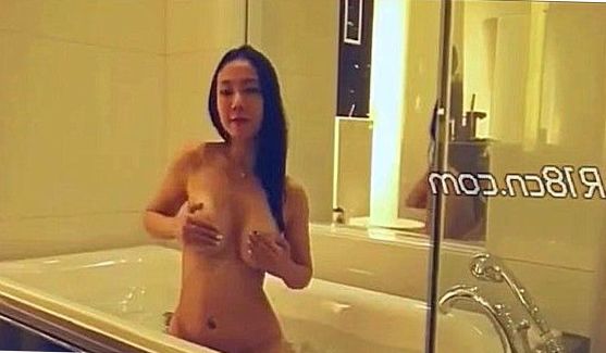 Красивая девушка изгибает свое красивое тело, как ей захочется!, порно видео