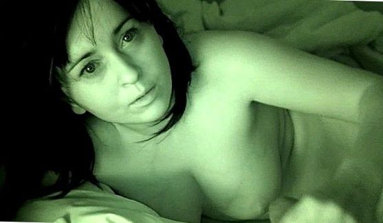 После минета ей захотелось чего-то большего и она завалила парня в маске на коробки и села верхом на его член, порно видео