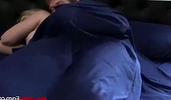Красотку начиняют толстым пенисом, заставляя красавицу истекать в диком сексуальном исступлении, порно видео
