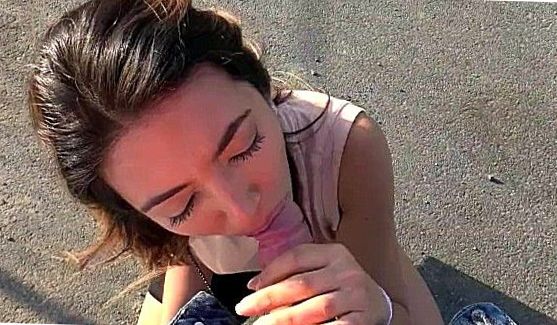 Молодая девушка играла в бильярд, когда к ней подошла подружка и начала на ушко шептать разные пошлости, порно видео