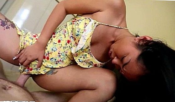 Обалденная сотрудница Джиа Дерза раздвигает ножки перед подтянутым коллегой, порно видео