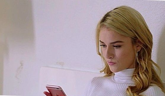 Горячие подружки возле бассейна расслабляются, порно видео