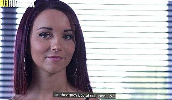 Молодые 18+: Украинская очкастая брюнетка принимала душ в ванной и оказалась не прочь пошалить перед камерой, порно видео