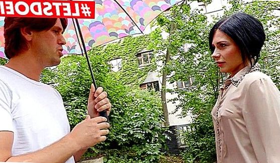 Прекрасное летнее эротическое шоу от худенькой красотки, которая, оставшись совершенно голенькой, покажет свои узкие щелки и сексуальное тело, готовое к любой ебли, порно видео