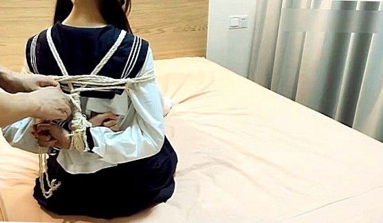 Стройная брюнетка с симпатичной мордашкой любит когда с ней обращаются в постели как с дешевой проституткой, порно видео
