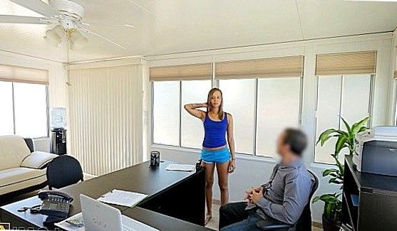 Худосочная, но очень жаркая красотка Alya показывает себя, полностью избавив свою фигурки от одежды, порно видео