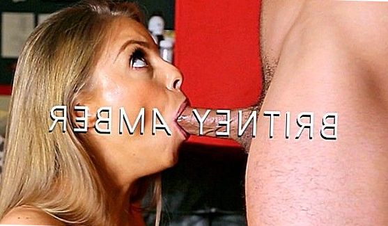 Разрабатывает брюнетке задницу, порно видео