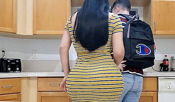Девушка (18 лет) ласкает свою грудь на туалете, порно видео