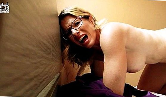 Брюнетка Zoey Holloway трахнута на кровати, порно видео