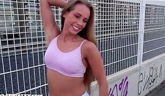 Девушка (18 лет) болтала по телефону с парнем и тот начал соблазнять ее по телефону, порно видео